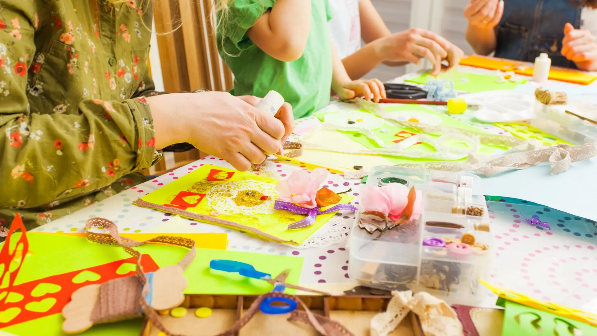 Niños pintando