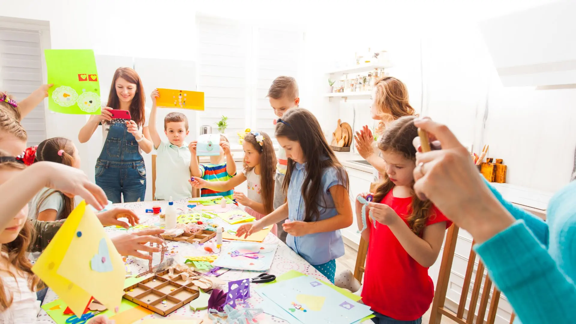 Niños haciendo manualidades de cartulinas