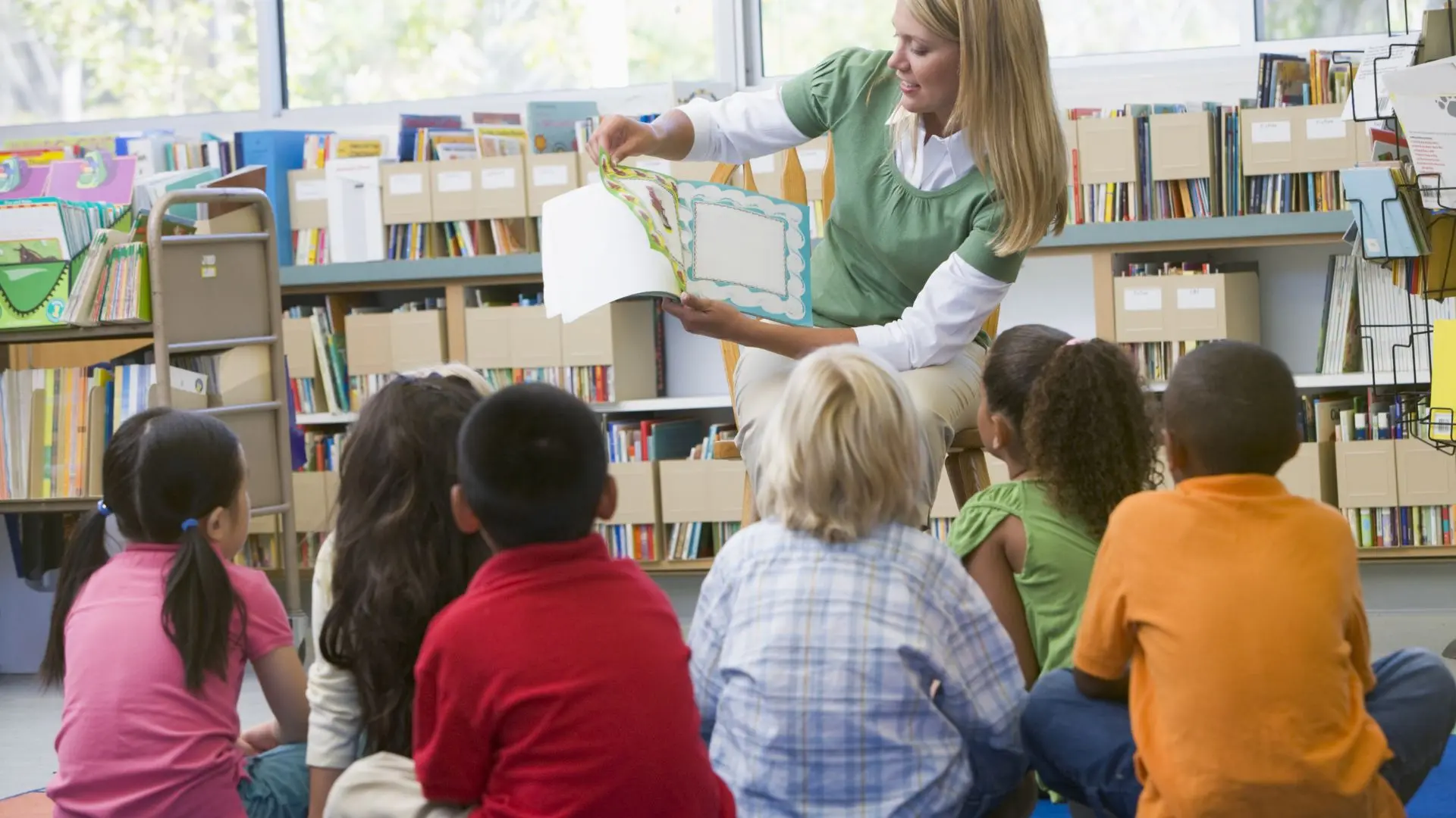 Niños leyendo